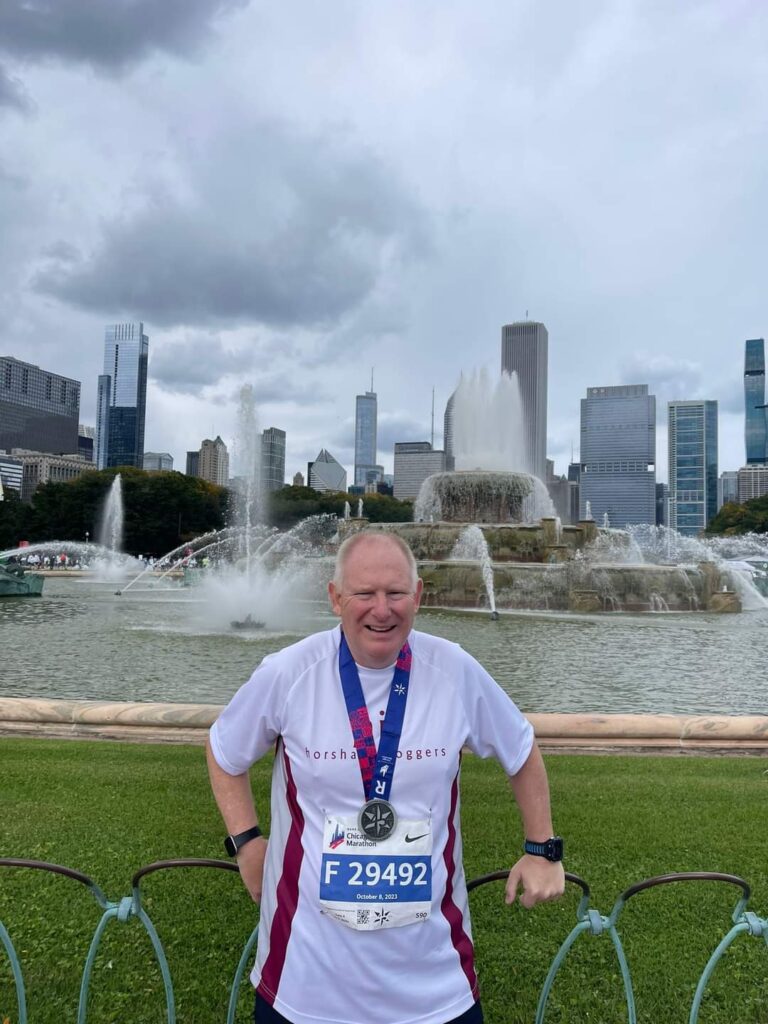 A runner in front of Chicago skyline