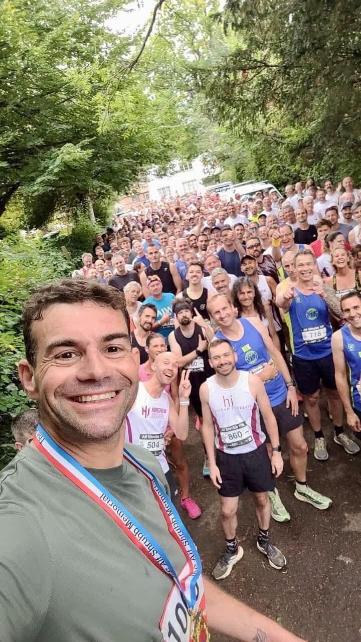 Vassos Alexander in front of a large group of runners at the Alf Shrubb 10k
